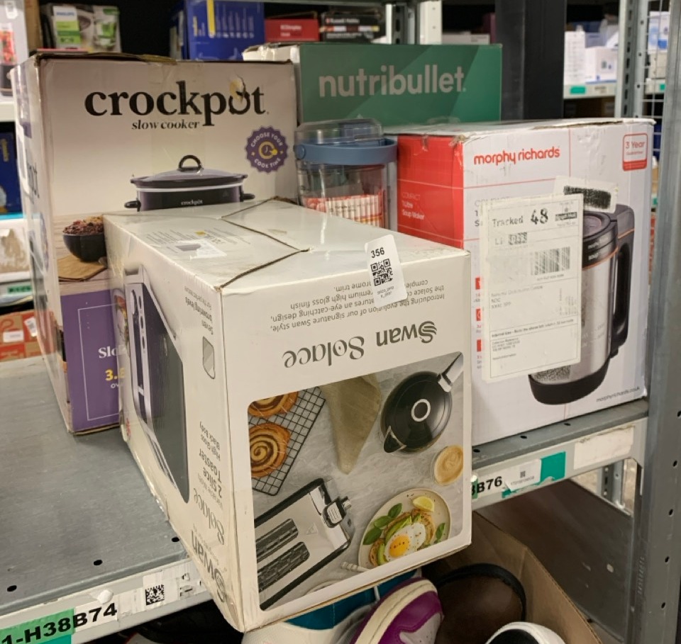 Lot 356  
            Edinburgh SR23 - Delivery Only 

                
QUANTITY OF KITCHEN & APPLIANCES ITEMS TO INCLUDE SWAN ST19031BLK SOLACE 2 SLICE ...