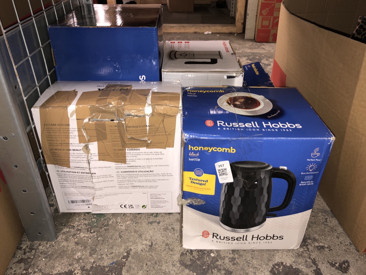 Lot 357  
            Edinburgh SR23 - Delivery Only 

                
QUANTITY OF KITCHEN & APPLIANCE ITEMS TO INCLUDE RUSSELL HOBBS HONEYCOMB BLACK KE...