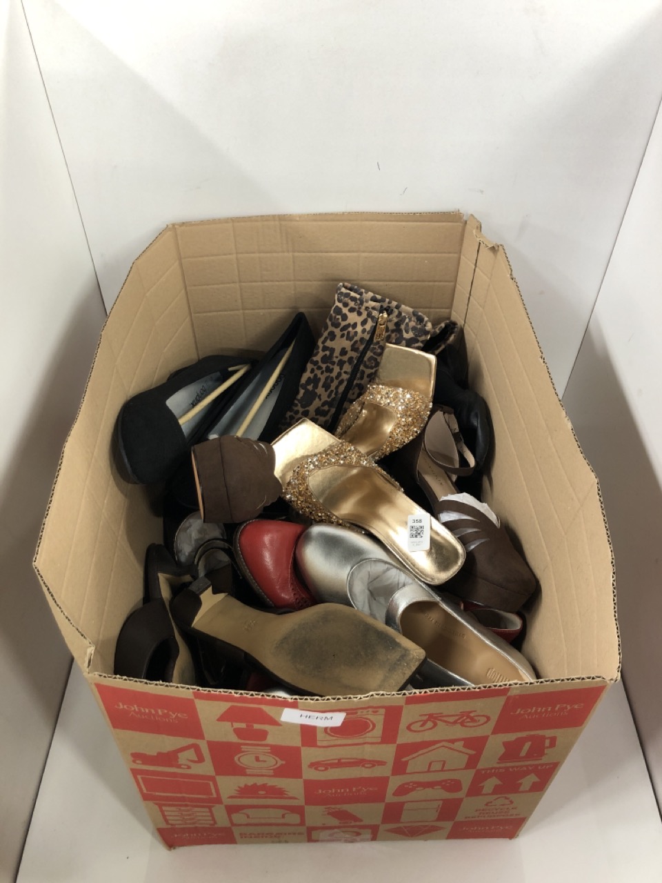Lot 358  
            Edinburgh SR23 - Delivery Only 

                
QUANTITY OF CLOTHING & APPAREL ITEMS TO INCLUDE BONPRIX WOMEN'S BLACK HEELS SIZE ...