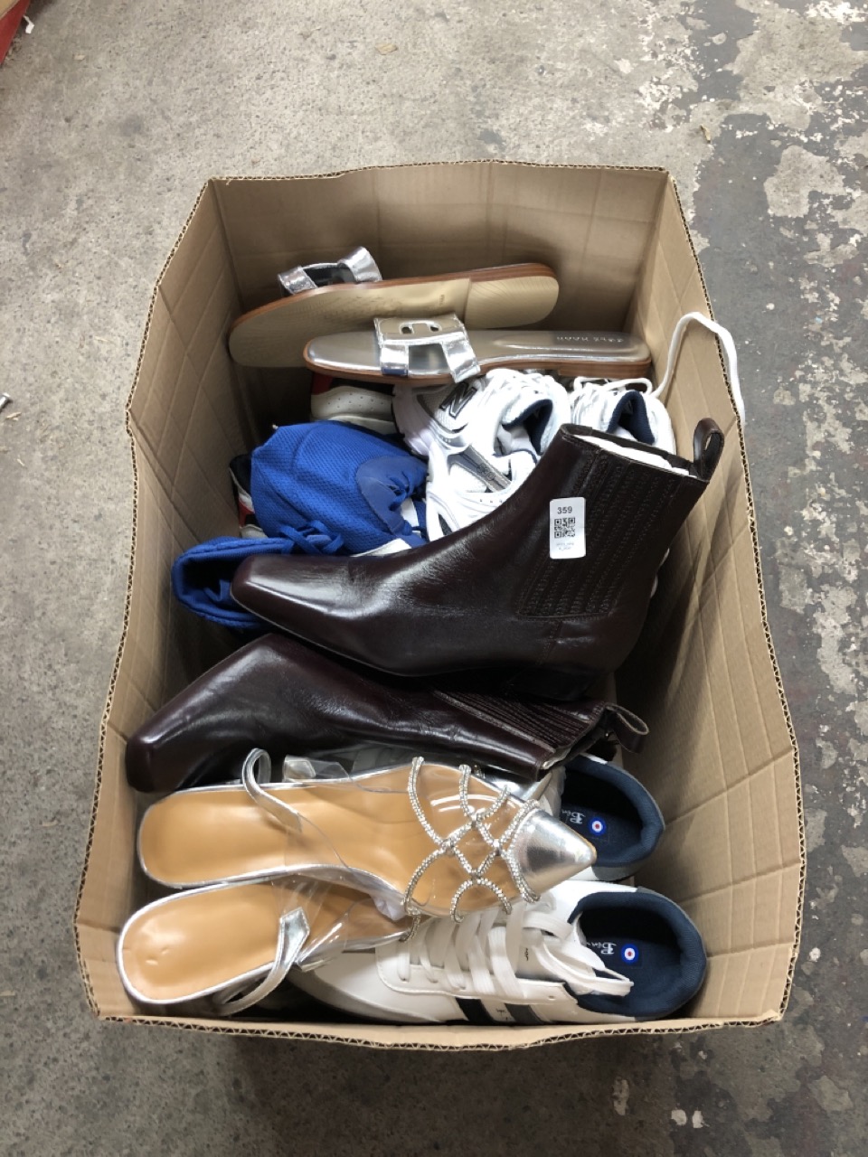 Lot 359  
            Edinburgh SR23 - Delivery Only 

                
QUANTITY OF CLOTHING & APPAREL ITEMS TO INCLUDE NEW BALANCE 530 TRAINERS SIZE UK ...