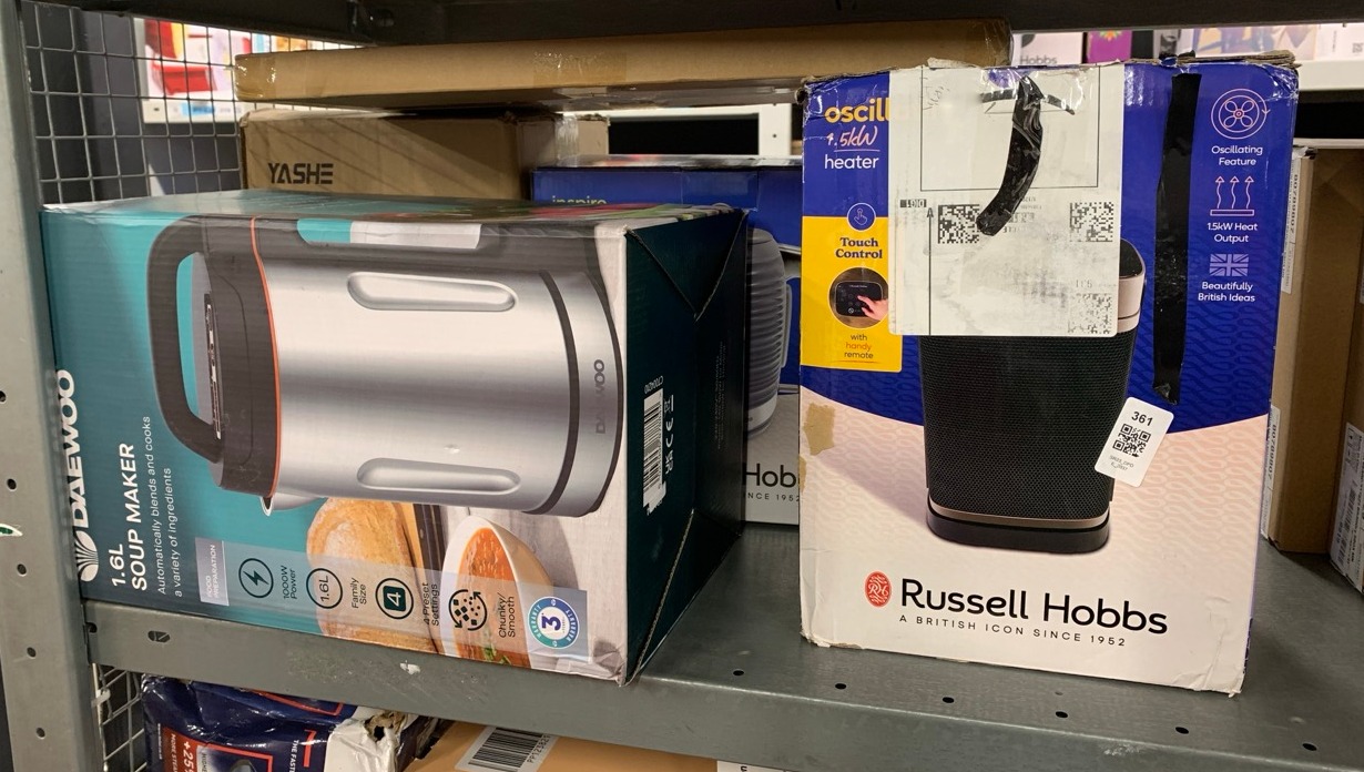 Lot 361  
            Edinburgh SR23 - Delivery Only 

                
QUANTITY OF KITCHEN & APPLIANCES ITEMS TO INCLUDE DAEWOO 2-IN-1 SOUP MAKER & SMOO...