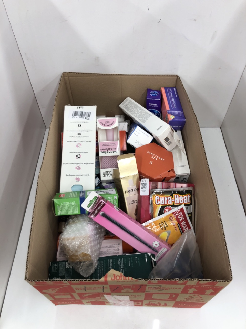 Lot 370  
            Edinburgh SR23 - Delivery Only 

                
QUANTITY OF HEALTH & BEAUTY ITEMS TO INCLUDE TANGLE TEEZER DETANGLING HAIRBRUSH: ...