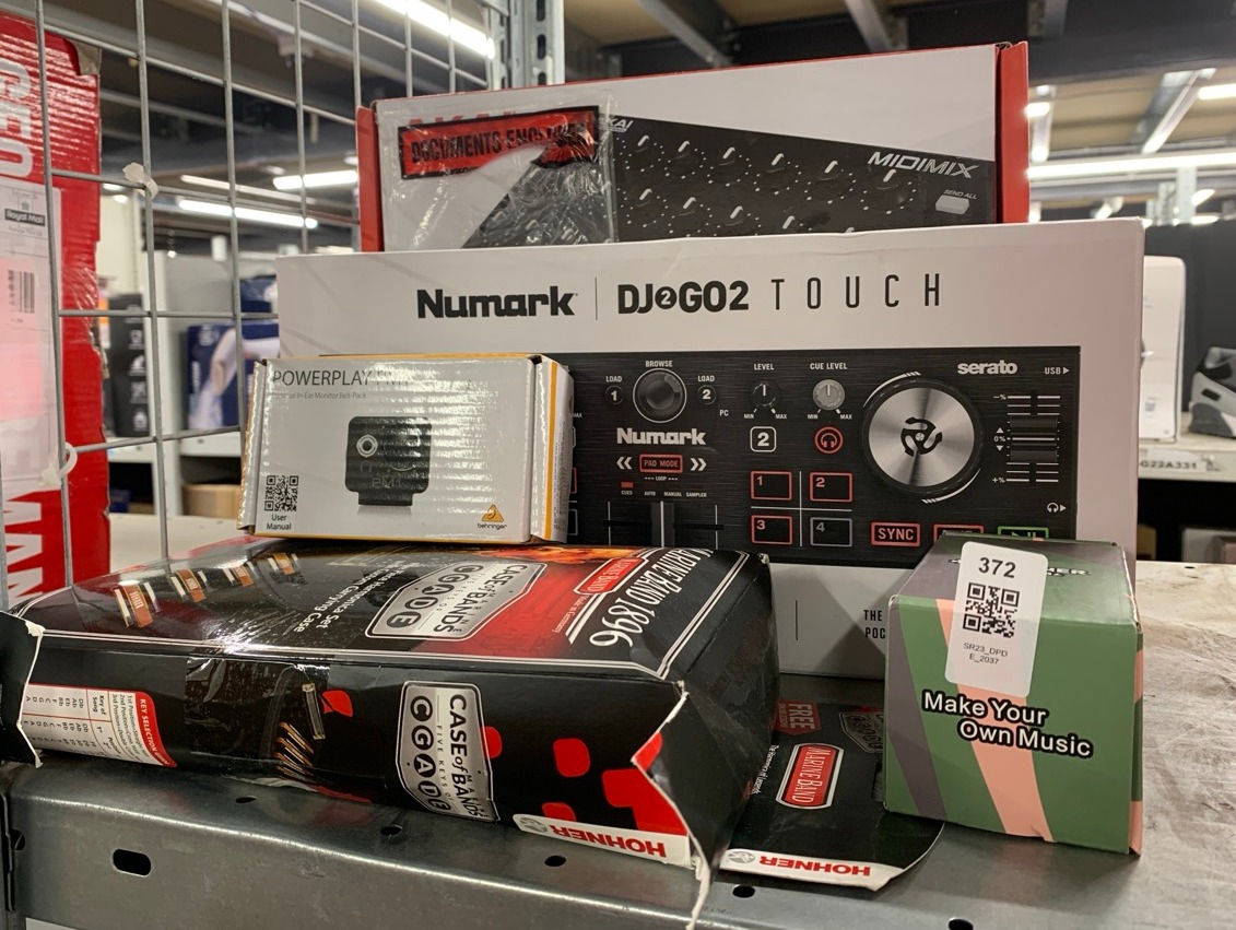 Lot 372  
            Edinburgh SR23 - Delivery Only 

                
QUANTITY OF TECH & GAMING ITEMS TO INCLUDE BEHRINGER PM1 PERSONAL IN-EAR MONITOR ...