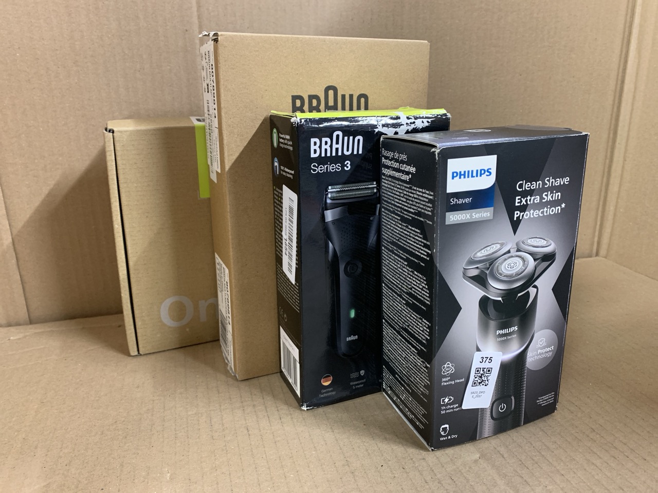Lot 375  
            Edinburgh SR23 - Delivery Only 

                
QUANTITY OF HEALTH & BEAUTY ITEMS TO INCLUDE PHILIPS SHAVER 5000X SERIES, WET AND...