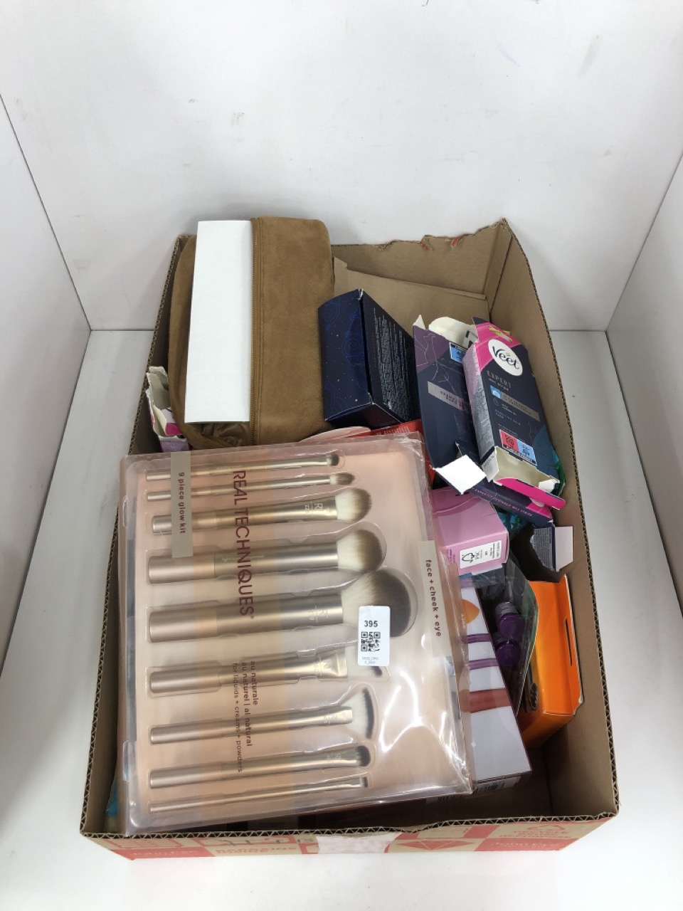 Lot 395  
            Edinburgh SR23 - Delivery Only 

                
QUANTITY OF HEALTH & BEAUTY ITEMS TO INCLUDE REAL TECHNIQUES 9 PIECE GLOW : LOCAT...