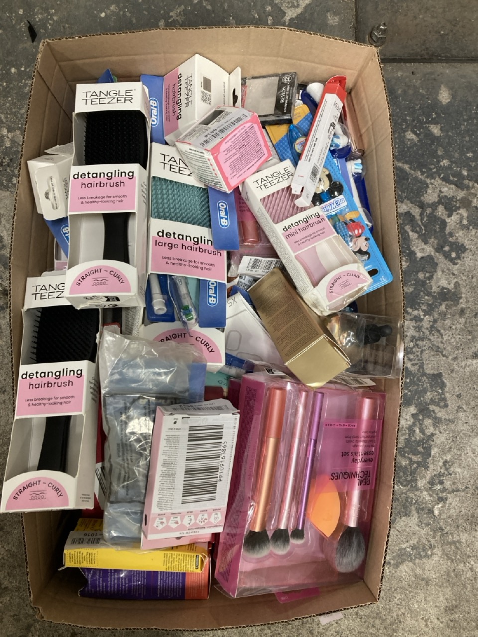 Lot 409  
            Edinburgh SR23 - Delivery Only 

                
QUANTITY OF HEALTH & BEAUTY ITEMS TO INCLUDE TANGLE TEEZER WET DETANGLER MIDNIGHT...