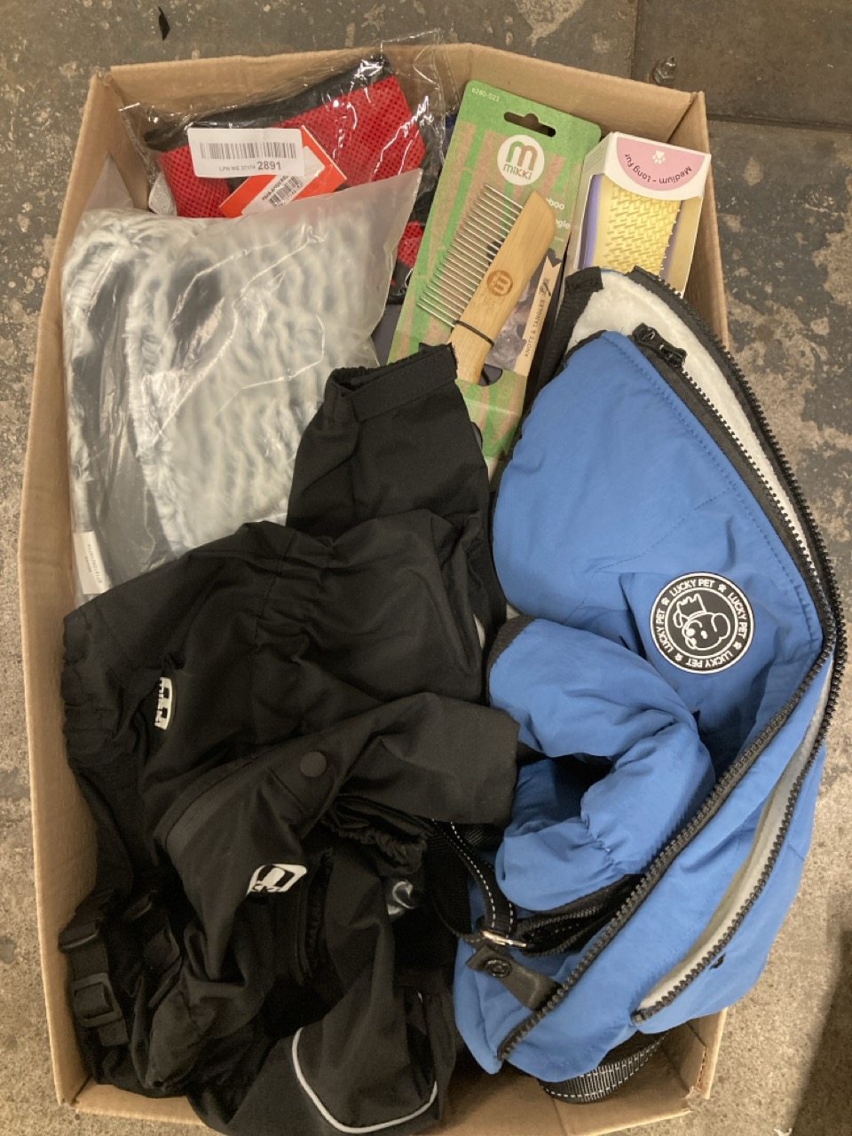 Lot 410  
            Edinburgh SR23 - Delivery Only 

                
QUANTITY OF PET PRODUCTS ITEMS TO INCLUDE PUPPIA SOFT VEST HARNESS B S RED: LOCAT...