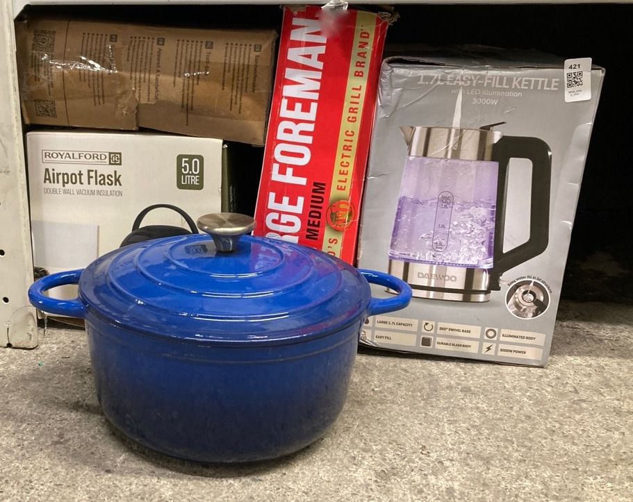 Lot 421  
            Edinburgh SR23 - Delivery Only 

                
QUANTITY OF KITCHEN & APPLIANCES ITEMS TO INCLUDE DAEWOO 1.7L 3000W EASY-FILL KET...