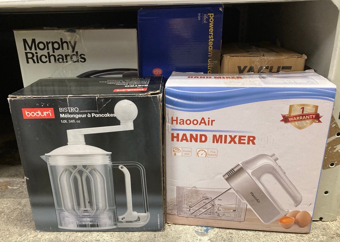 Lot 422  
            Edinburgh SR23 - Delivery Only 

                
QUANTITY OF KITCHEN & APPLIANCES ITEMS TO INCLUDE RUSSELL HOBBS STEAM IRON [3100W...