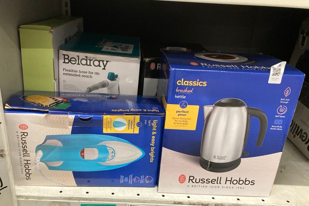 Lot 428  
            Edinburgh SR23 - Delivery Only 

                
QUANTITY OF KITCHEN & APPLIANCES ITEMS TO INCLUDE RUSSELL HOBBS BRUSHED STAINLESS...