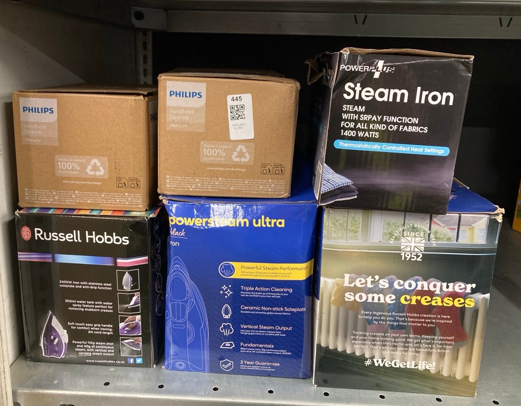 Lot 445  
            Edinburgh SR23 - Delivery Only 

                
QUANTITY OF KITCHEN & APPLIANCES ITEMS TO INCLUDE POWER PLUS STEAM IRON WITH SPRA...