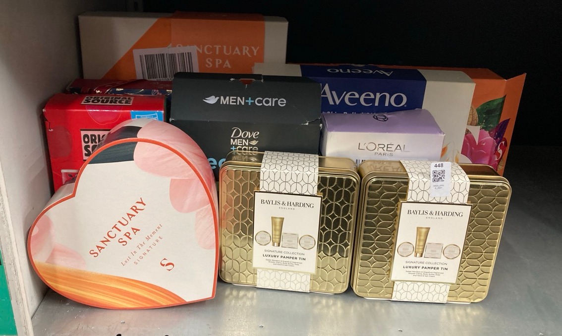 Lot 448  
            Edinburgh SR23 - Delivery Only 

                
QUANTITY OF HEALTH & BEAUTY ITEMS TO INCLUDE BAYLIS & HARDING SWEET MANDARIN & GR...