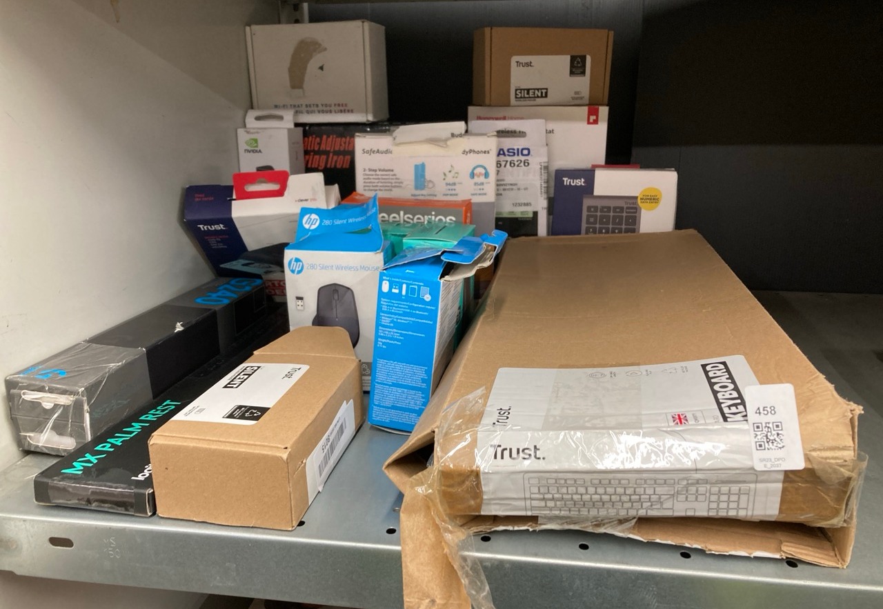 Lot 458  
            Edinburgh SR23 - Delivery Only 

                
QUANTITY OF TECH & GAMING ITEMS TO INCLUDE TRUST PRIMO SMART ID CARD READER, DNI,...