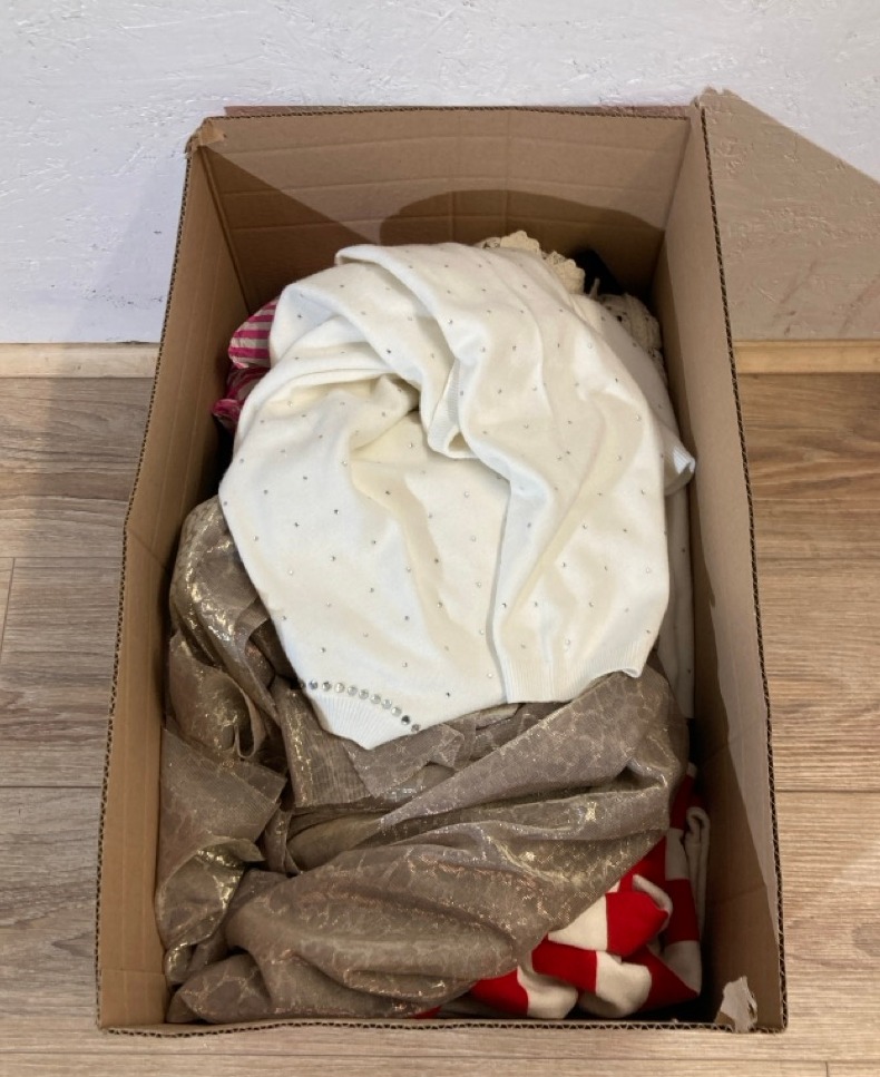 Lot 471  
            Edinburgh SR23 - Delivery Only 

                
QUANTITY OF WOMEN'S CLOTHING ITEMS TO INCLUDE OLIVER BONAS, RED & WHITE STRIPED J...