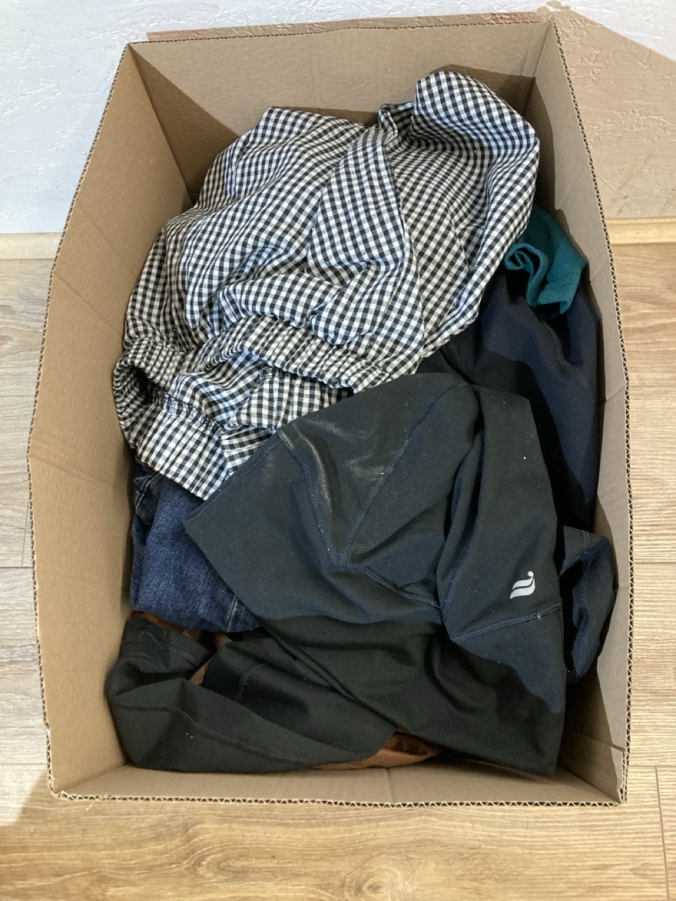 Lot 473  
            Edinburgh SR23 - Delivery Only 

                
QUANTITY OF CLOTHING & APPAREL ITEMS TO INCLUDE NEXT, MENS DENIM JEANS, STRAIGHT ...