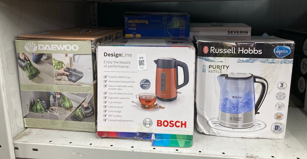 Lot 479  
            Edinburgh SR23 - Delivery Only 

                
QUANTITY OF KITCHEN & APPLIANCES ITEMS TO INCLUDE RUSSELL HOBBS PURITY GLASS KETT...