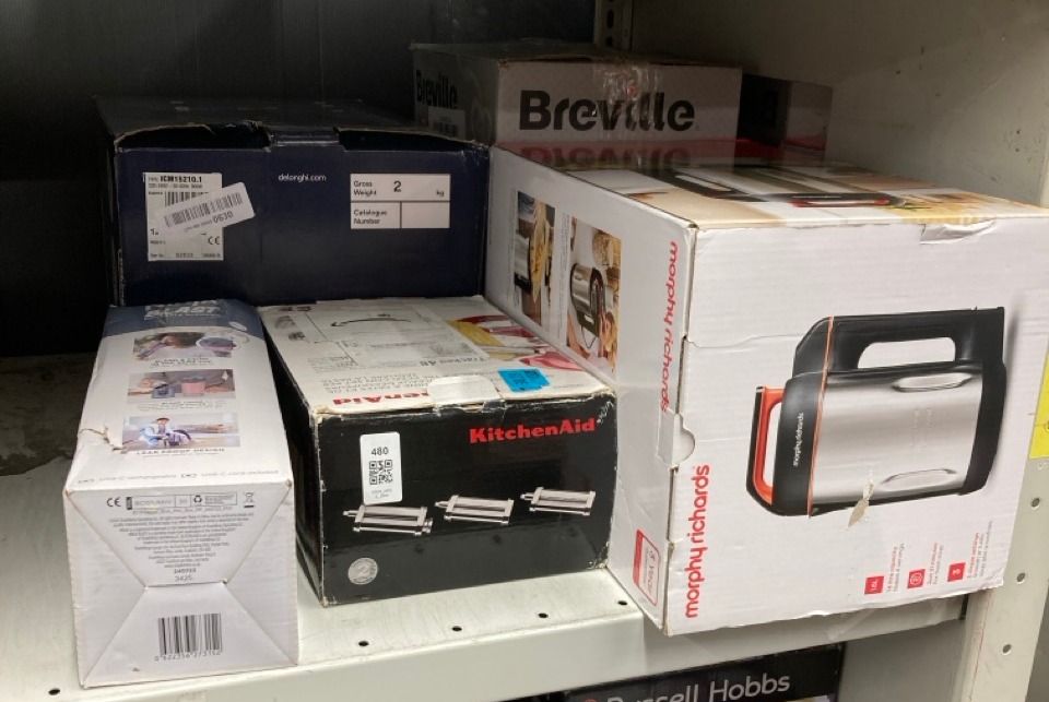 Lot 480  
            Edinburgh SR23 - Delivery Only 

                
QUANTITY OF KITCHEN & APPLIANCES ITEMS TO INCLUDE NINJA BLAST PORTABLE BLENDER, 5...
