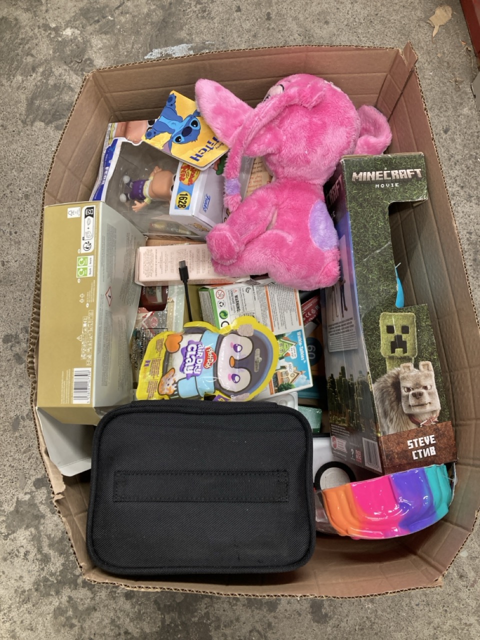 Lot 495  
            Edinburgh SR23 - Delivery Only 

                
QUANTITY OF TOYS & GAMES ITEMS TO INCLUDE MATTEL MINECRAFT LARGE-SCALE ACTION FIG...