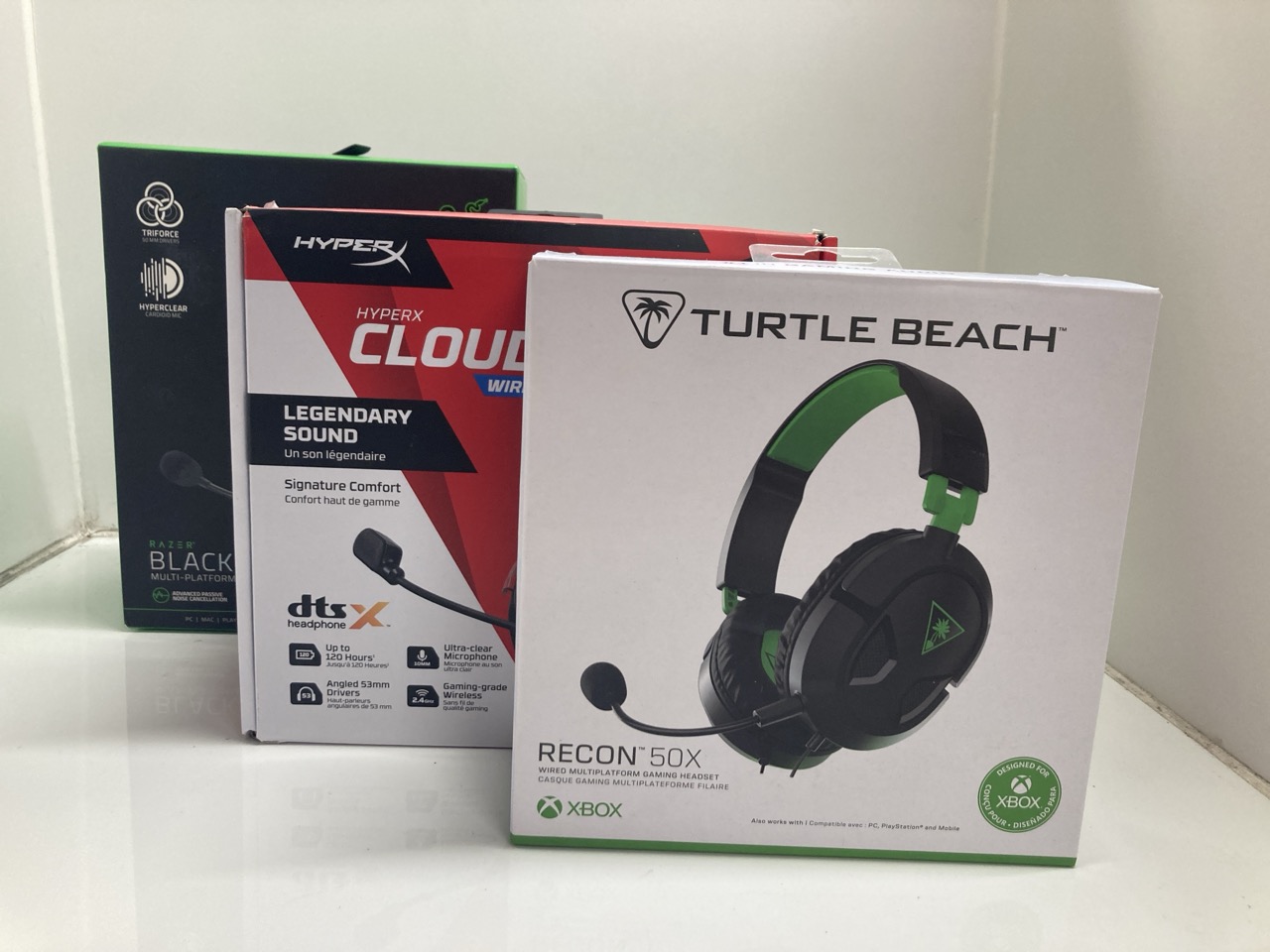 Lot 509  
            Edinburgh SR23 - Delivery Only 

                
QUANTITY OF ITEMS TO INCLUDE RAZER BLACKSHARK V2 X WIRED GAMING ON EAR HEADSET - ...