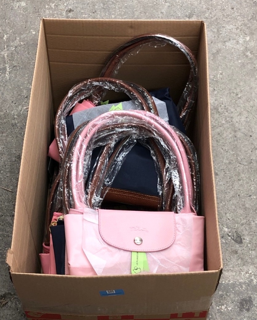 Lot 515  
            Edinburgh SR23 - Delivery Only 

                
1 X BOX OF BAGS TO INCLUDE LONGCHAMP SHOPPING BAG:: LOCATION - J