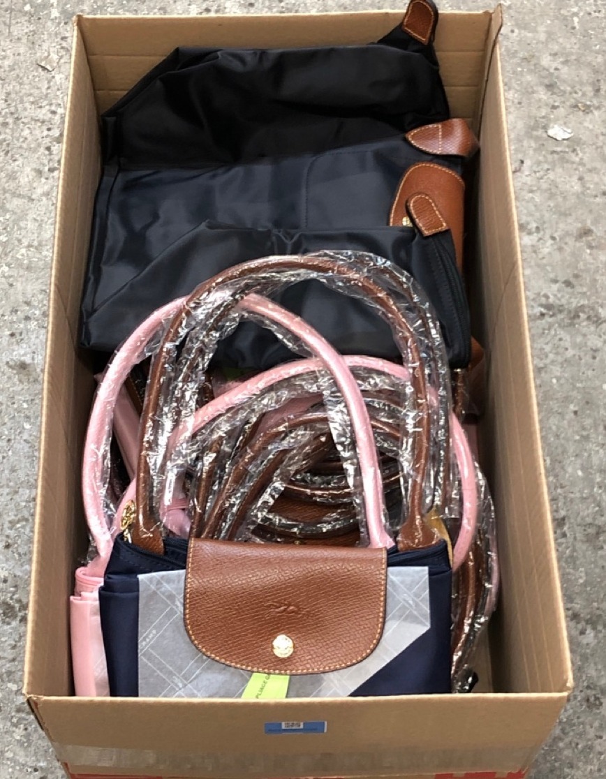 Lot 516  
            Edinburgh SR23 - Delivery Only 

                
1 X BOX OF CLOTHING & APPAREL ITEMS TO INCLUDE LONGCHAMP SHOPPING BAG :: LOCATION...