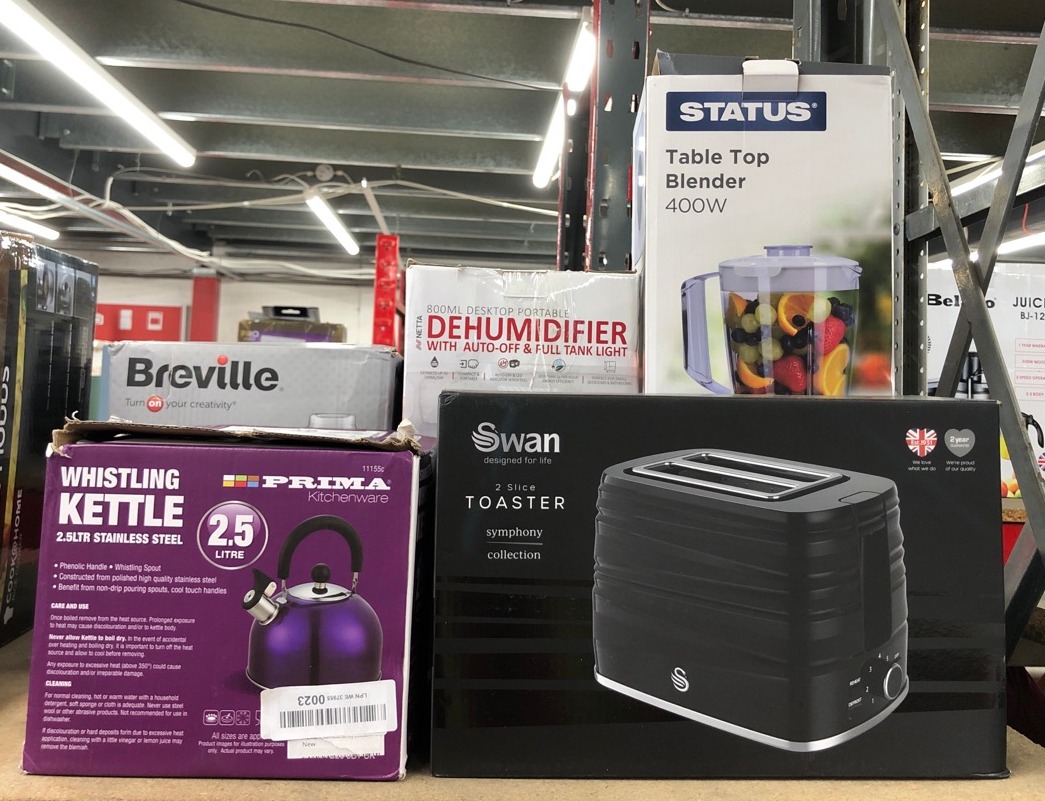 Lot 521  
            Edinburgh SR23 - Delivery Only 

                
QUANTITY OF KITCHEN & APPLIANCES ITEMS TO INCLUDE SWAN ST31050BN 2 SLICE SYMPHONY...