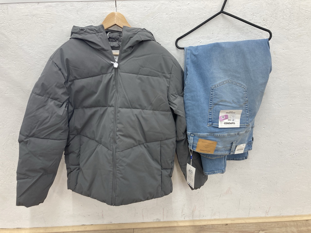 Lot 526  
            Edinburgh SR23 - Delivery Only 

                
JACK & JONES BLUE DENIM JEANS 54" WAIST & JACK & JONES GREY BOMBER JACKET UK SIZE...