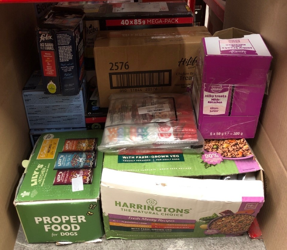 Lot 528  
            Edinburgh SR23 - Delivery Only 

                
QUANTITY OF PET PRODUCTS ITEMS TO INCLUDE LILY'S KITCHEN PROPER FOOD FOR DOGS 6 X...