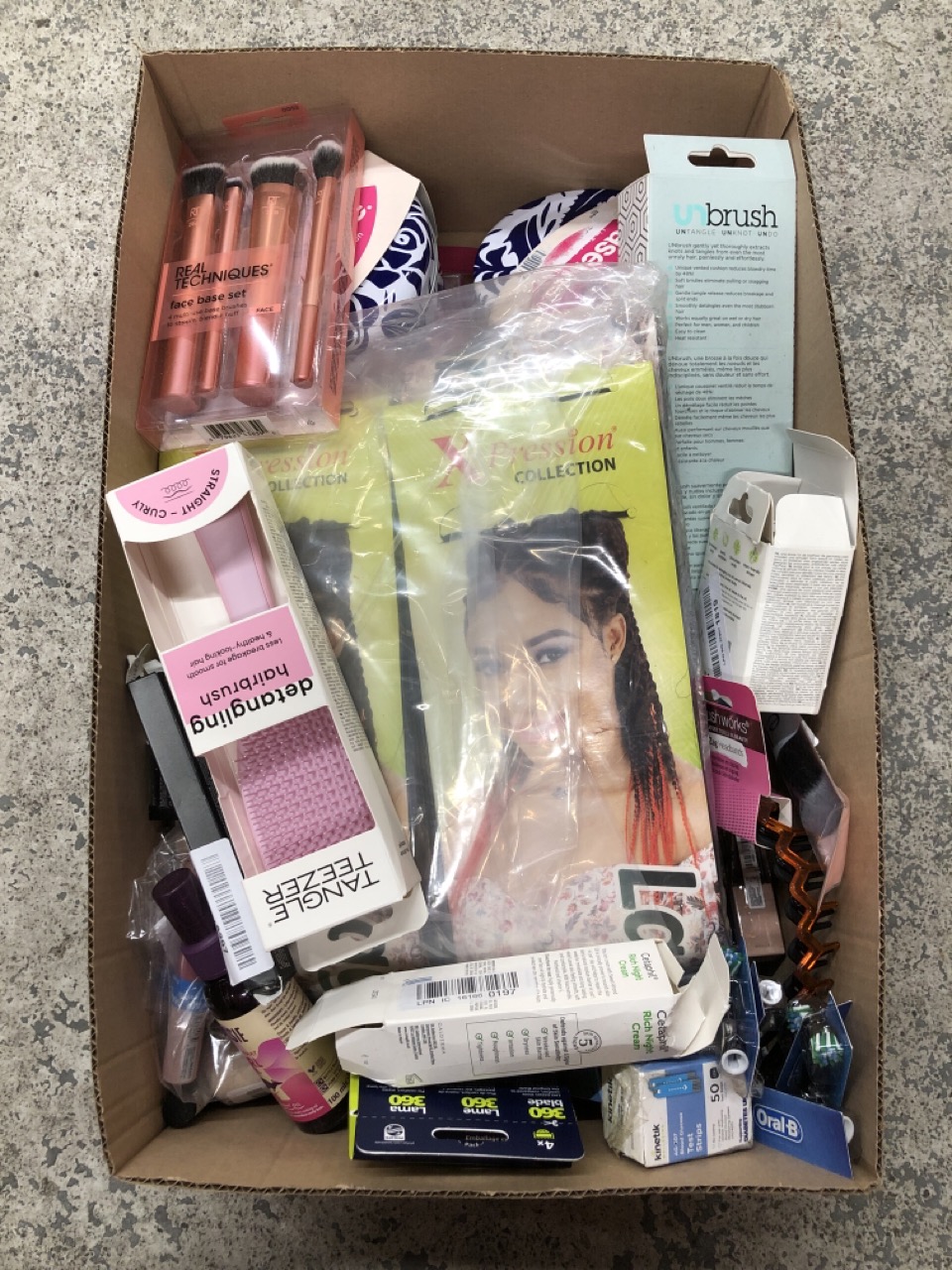 Lot 531  
            Edinburgh SR23 - Delivery Only 

                
QUANTITY OF HEALTH & BEAUTY ITEMS TO INCLUDE TANGLE TEEZER ULTIMATE DETANGLER HAI...