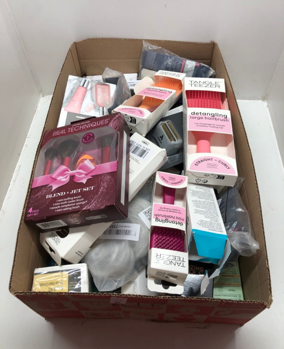 Lot 536  
            Edinburgh SR23 - Delivery Only 

                
QUANTITY OF HEALTH & BEAUTY ITEMS TO INCLUDE REAL TECHNIQUES BLEND + JET SET 4-PI...