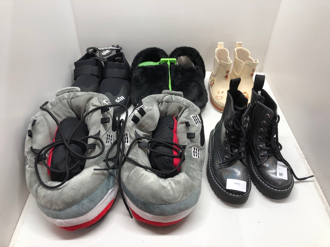 Lot 546  
            Edinburgh SR23 - Delivery Only 

                
QUANTITY OF KIDS FOOTWEAR TO INCLUDE BLACK CROCS SLIPPERS UK SIZE 2:: LOCATION - J
