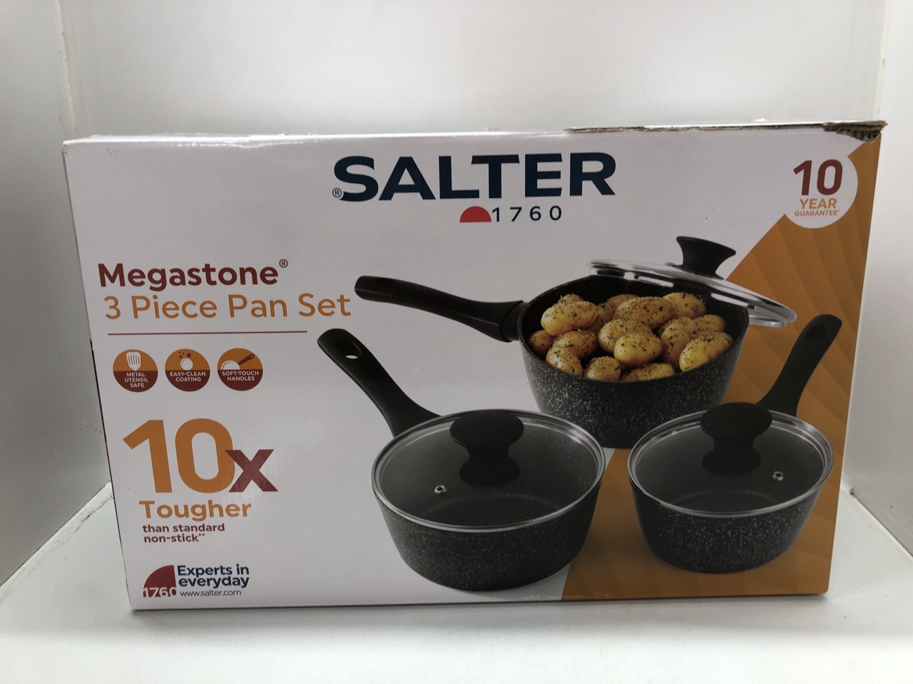 Lot 104  
            Edinburgh SR24 - Delivery Only 

                
QUANTITY OF KITCHEN & APPLIANCES ITEMS TO INCLUDE SALTER MEGASTONE 3-PIECE PAN SE...