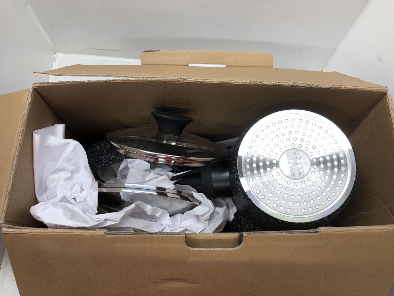 Lot 104  
            Edinburgh SR24 - Delivery Only 

                
QUANTITY OF KITCHEN & APPLIANCES ITEMS TO INCLUDE SALTER MEGASTONE 3-PIECE PAN SE...