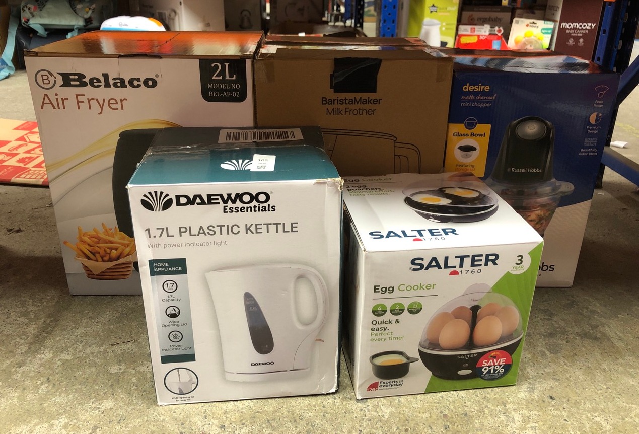 Lot 109  
            Edinburgh SR24 - Delivery Only 

                
QUANTITY OF KITCHEN & APPLIANCES ITEMS TO INCLUDE SALTER ELECTRIC MULTI EGG COOKE...