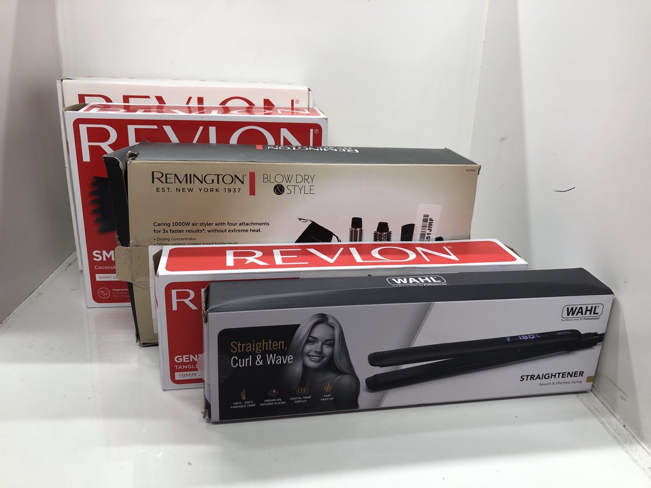 Lot 114  
            Edinburgh SR24 - Delivery Only 

                
QUANTITY OF HEALTH & BEAUTY ITEMS TO INCLUDE REVLON HAIR TOOLS SALON ONE-STEP HAI...