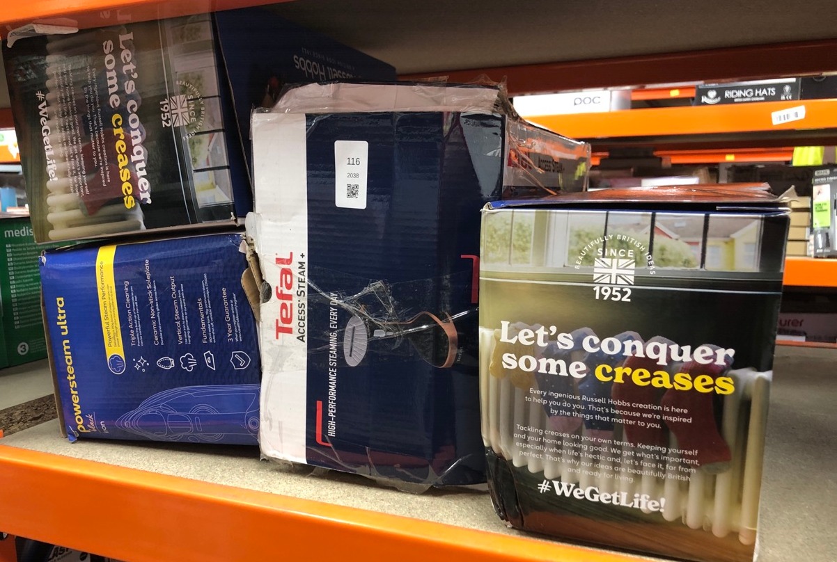 Lot 116  
            Edinburgh SR24 - Delivery Only 

                
QUANTITY OF KITCHEN & APPLIANCES ITEMS TO INCLUDE RUSSELL HOBBS IRON [ 3100W, 230...