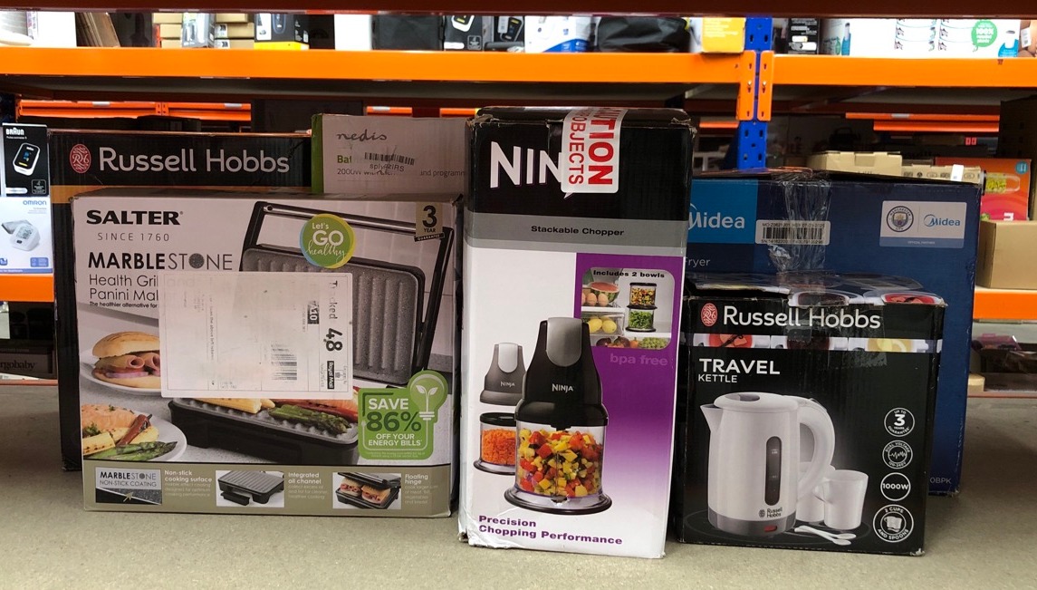 Lot 120  
            Edinburgh SR24 - Delivery Only 

                
QUANTITY OF KITCHEN & APPLIANCES ITEMS TO INCLUDE RUSSELL HOBBS ELECTRIC 0.85L TR...