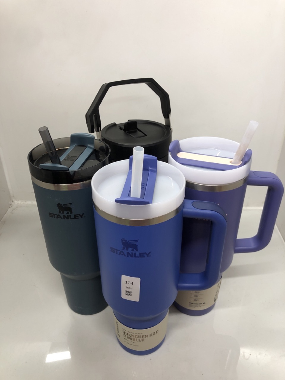 Lot 134  
            Edinburgh SR24 - Delivery Only 

                
QUANTITY OF ITEMS TO INCLUDE STANLEY QUENCHER H2.0 FLOWSTATE TUMBLER 1.2L  -- MET...