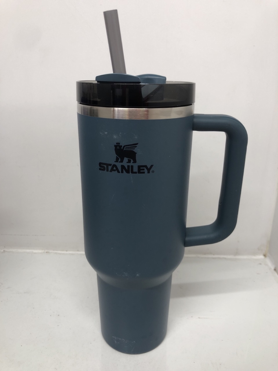 Lot 134  
            Edinburgh SR24 - Delivery Only 

                
QUANTITY OF ITEMS TO INCLUDE STANLEY QUENCHER H2.0 FLOWSTATE TUMBLER 1.2L  -- MET...