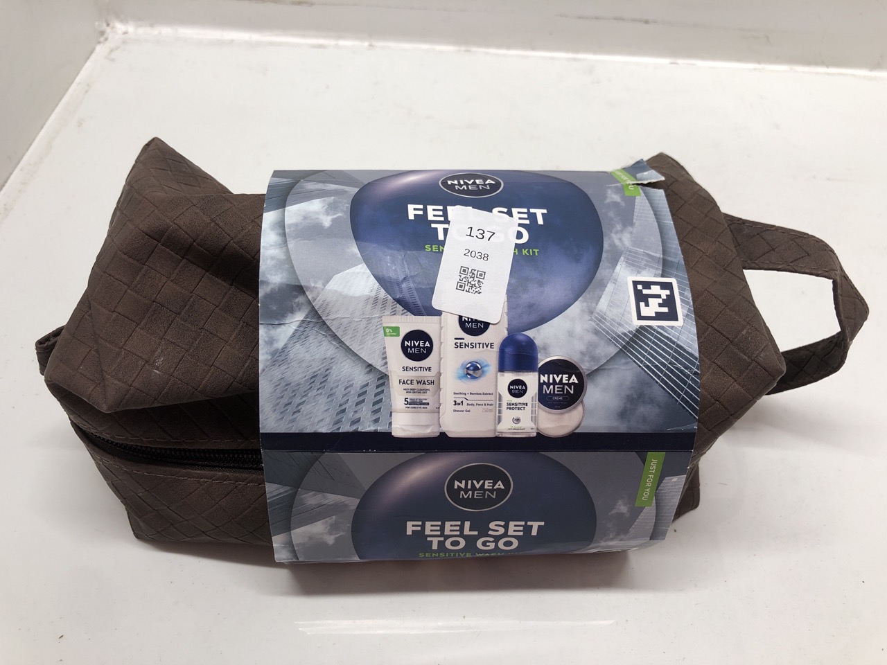 Lot 137  
            Edinburgh SR24 - Delivery Only 

                
QUANTITY OF HEALTH & BEAUTY ITEMS TO INCLUDE BAYLIS & HARDING CITRUS, LIME & MINT...