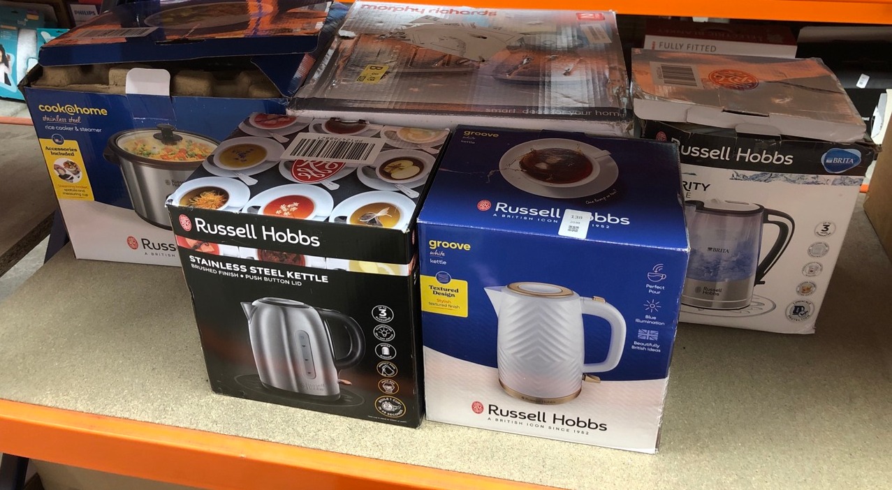 Lot 138  
            Edinburgh SR24 - Delivery Only 

                
QUANTITY OF KITCHEN & APPLIANCES ITEMS TO INCLUDE RUSSELL HOBBS GROOVE ELECTRIC 1...