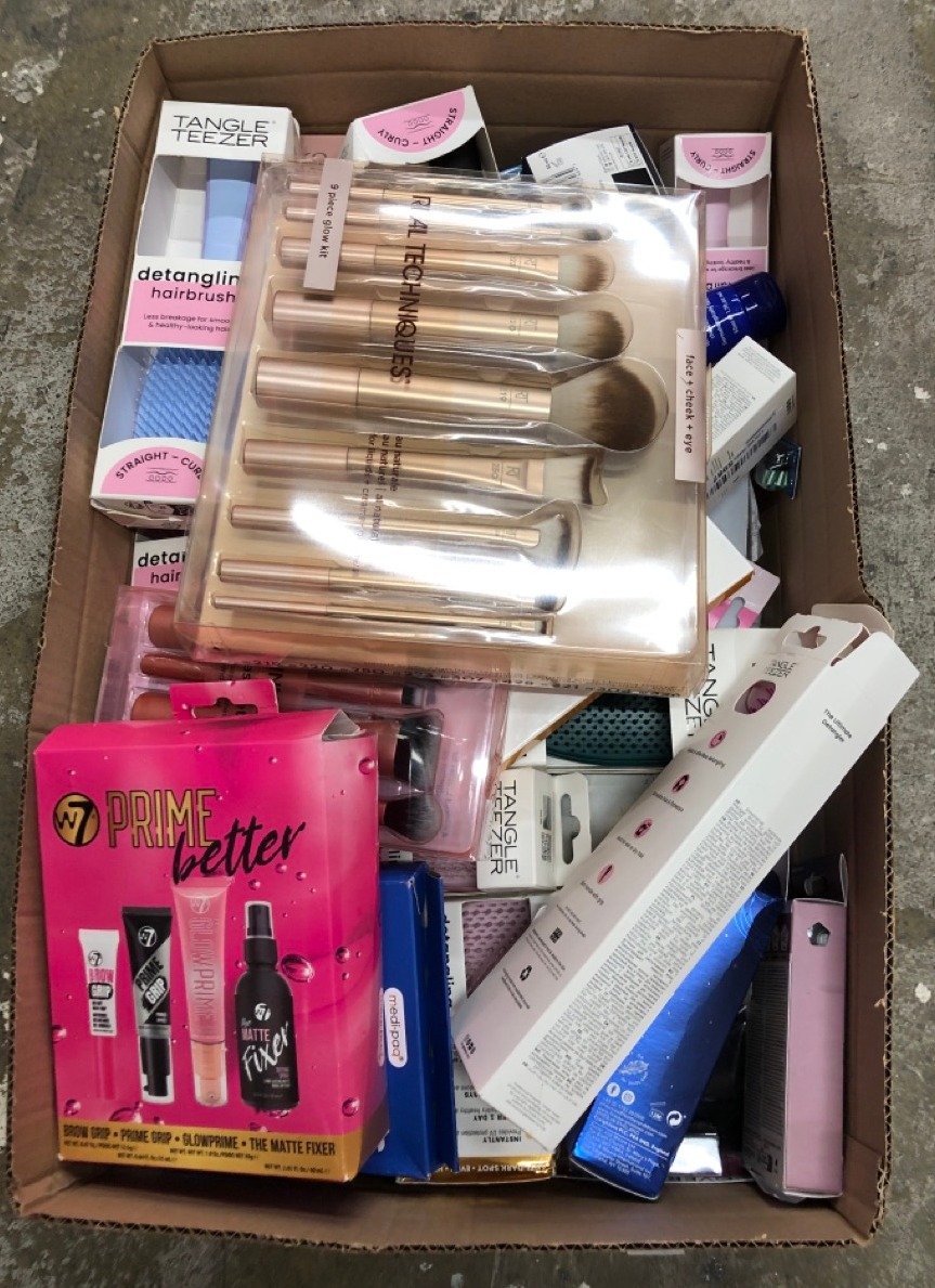 Lot 142  
            Edinburgh SR24 - Delivery Only 

                
QUANTITY OF  ITEMS TO INCLUDE REAL TECHNIQUES AU NATURALE MAKEUP BRUSH KIT, FOR F...
