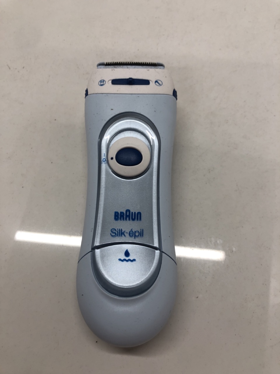 Lot 144  
            Edinburgh SR24 - Delivery Only 

                
QUANTITY OF HEALTH & BEAUTY ITEMS TO INCLUDE BRAUN POCKETGO MOBILE SHAVE ELECTRIC...