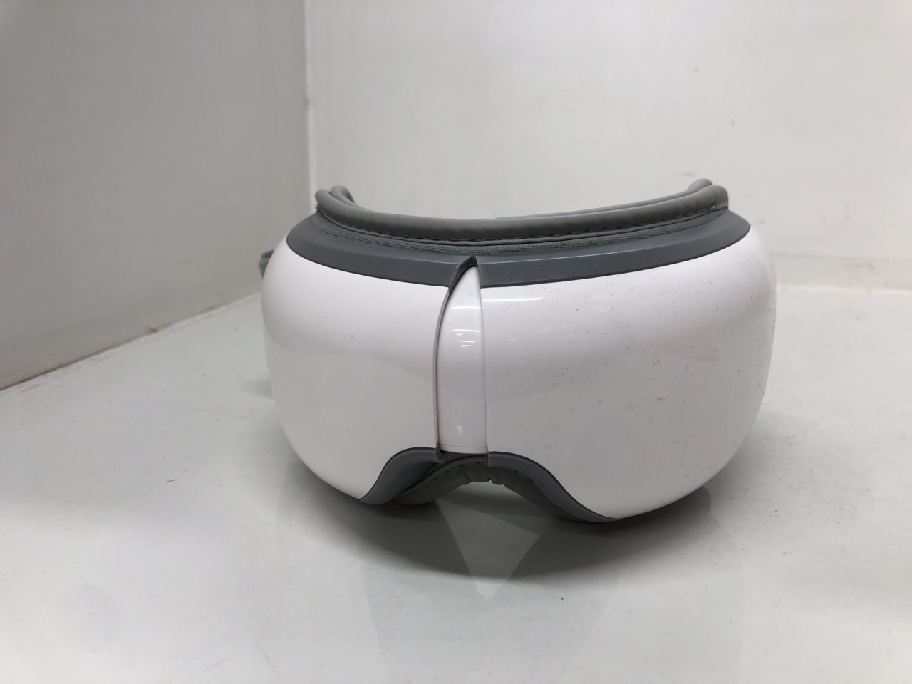 Lot 146  
            Edinburgh SR24 - Delivery Only 

                
1 X BOX OF LOOSE HEALTH & BEAUTY ITEMS TO INCLUDE SHARK HAIRSTYLER: LOCATION - B ...