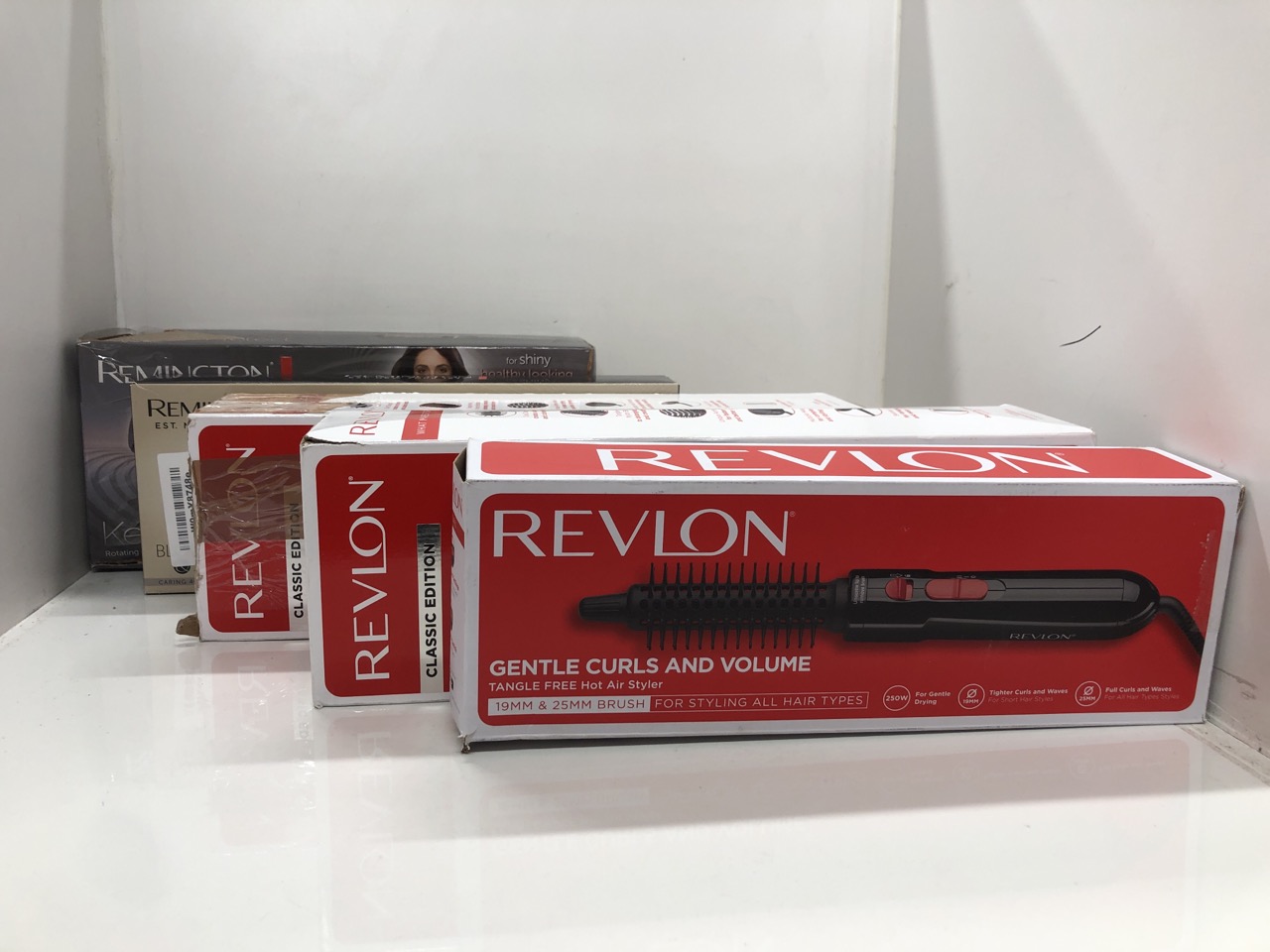 Lot 147  
            Edinburgh SR24 - Delivery Only 

                
QUANTITY OF HEALTH & BEAUTY ITEMS TO INCLUDE REVLON SALON ONE-STEP HAIR DRYER & V...