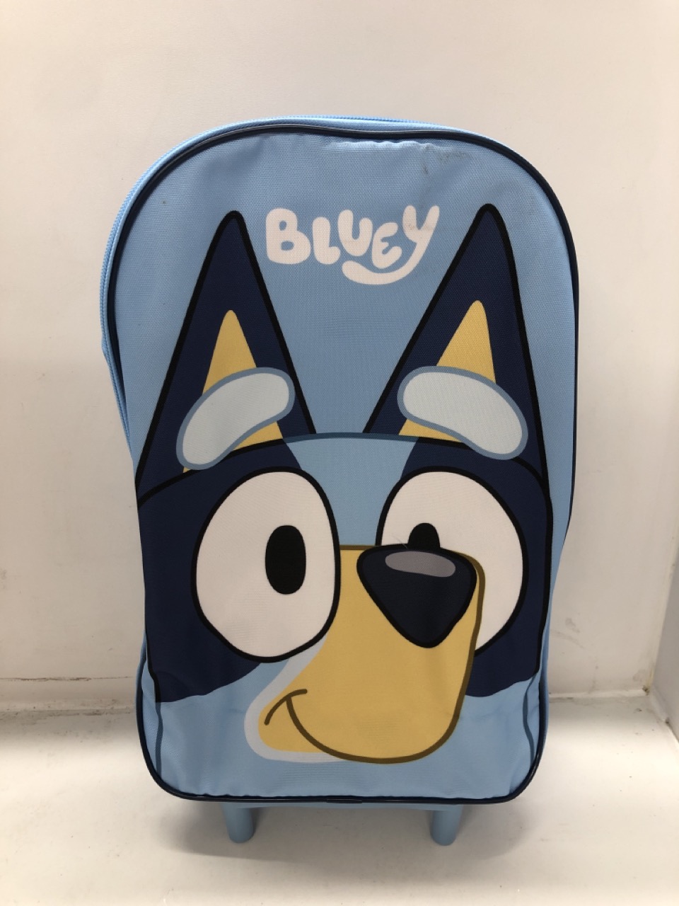 Lot 161  
            Edinburgh SR24 - Delivery Only 

                
1 X BOX OF CLOTHING & APPAREL ITEMS TO INCLUDE GREY OVERNIGHT BAG : LOCATION - B ...