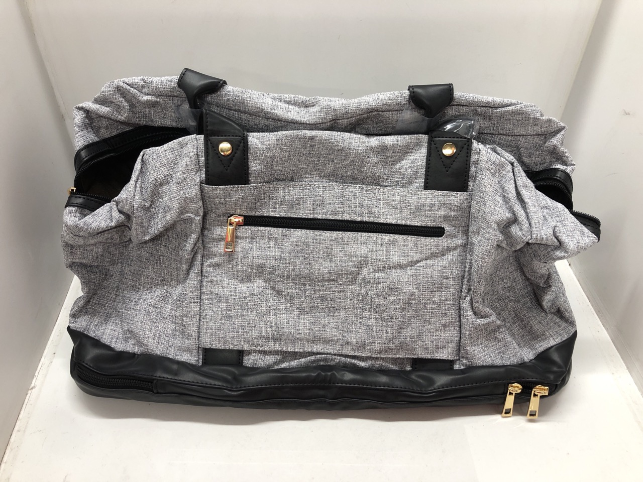 Lot 161  
            Edinburgh SR24 - Delivery Only 

                
1 X BOX OF CLOTHING & APPAREL ITEMS TO INCLUDE GREY OVERNIGHT BAG : LOCATION - B ...