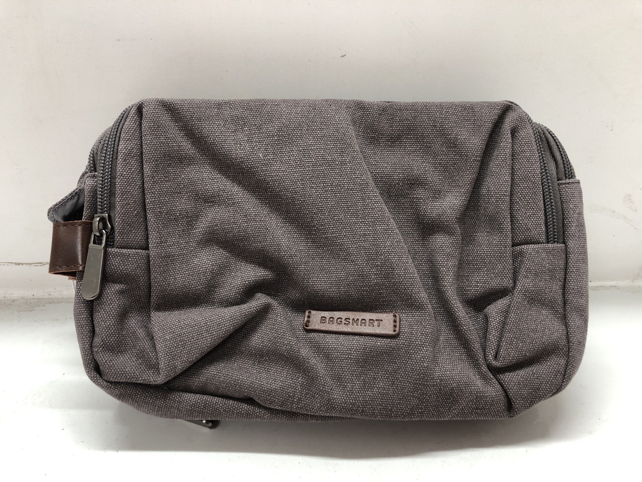 Lot 161  
            Edinburgh SR24 - Delivery Only 

                
1 X BOX OF CLOTHING & APPAREL ITEMS TO INCLUDE GREY OVERNIGHT BAG : LOCATION - B ...