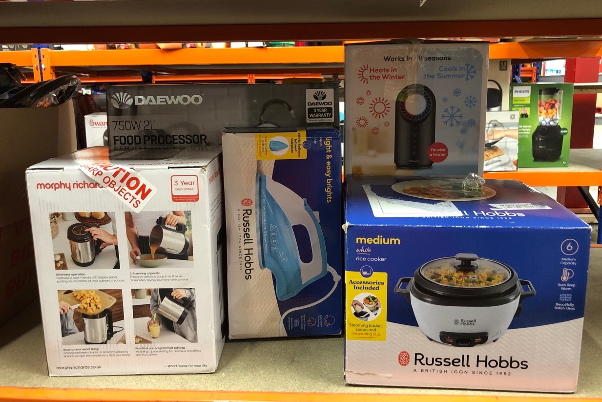 Lot 162  
            Edinburgh SR24 - Delivery Only 

                
QUANTITY OF KITCHEN & APPLIANCES ITEMS TO INCLUDE RUSSELL HOBBS ELECTRIC RICE COO...