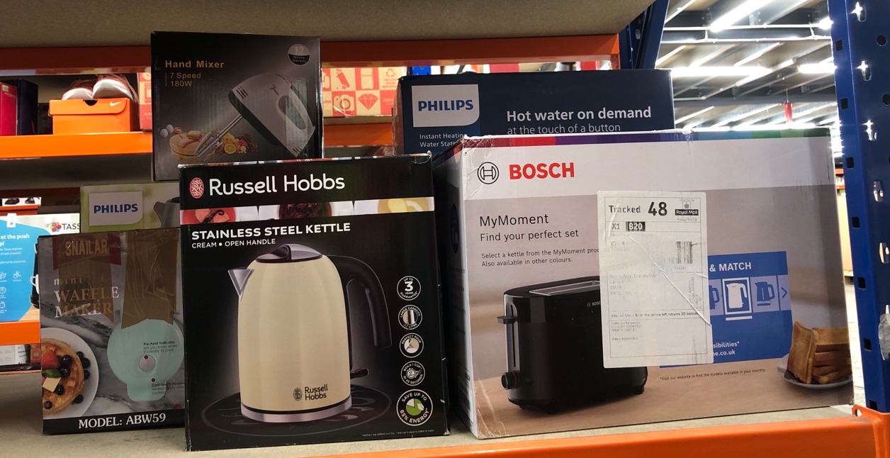 Lot 163  
            Edinburgh SR24 - Delivery Only 

                
QUANTITY OF KITCHEN & APPLIANCES ITEMS TO INCLUDE RUSSELL HOBBS CREAM STAINLESS S...